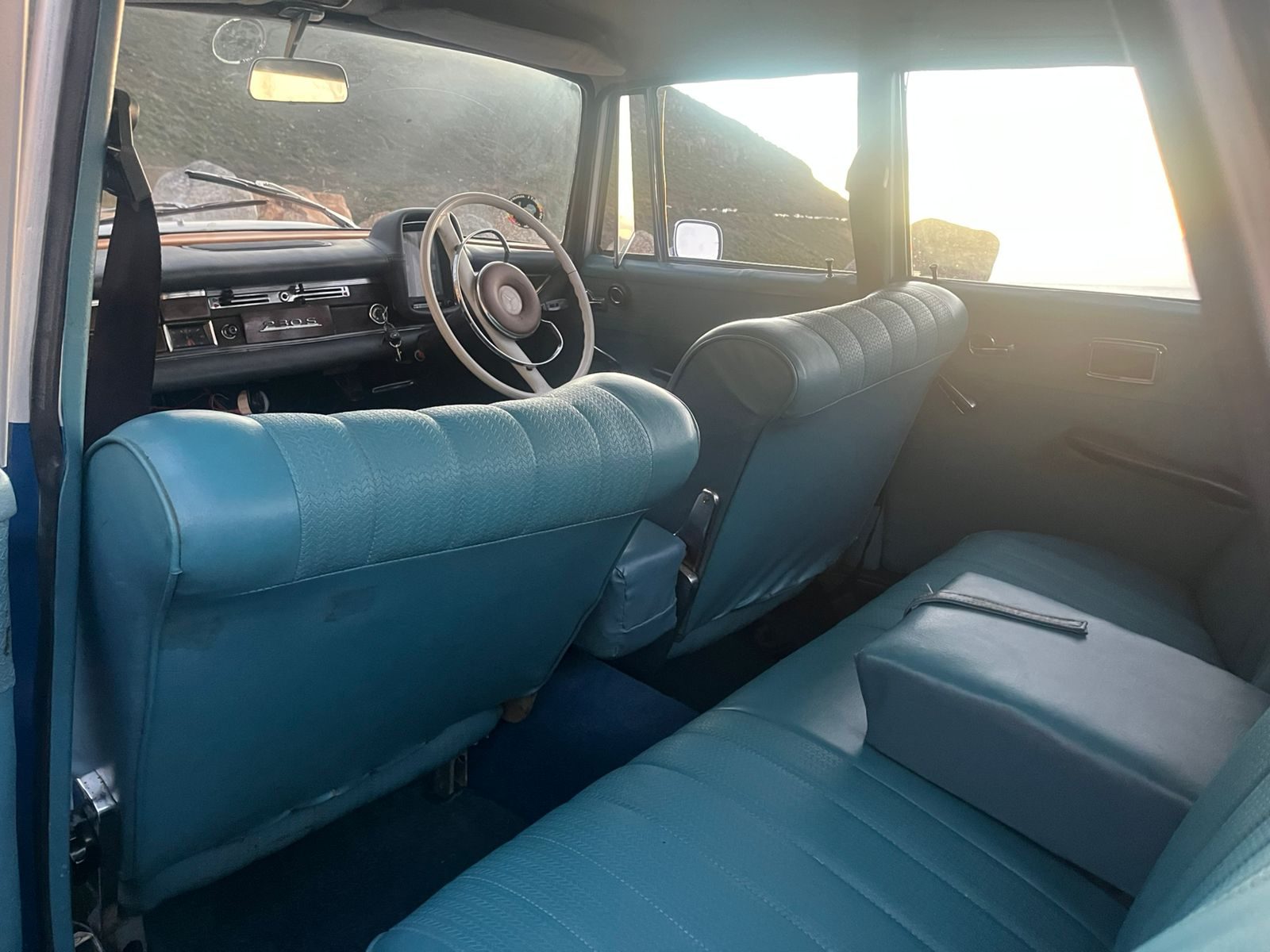 Mercedes Fintail 230S 1967 Blue — blue fintail 3.jpg